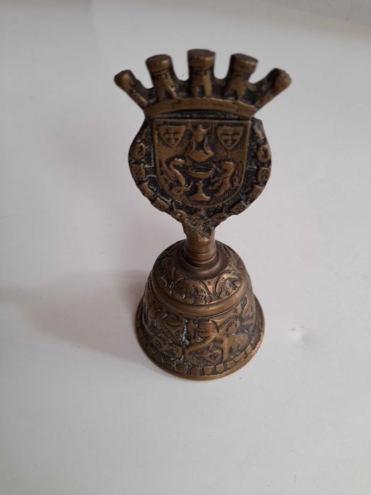 Ferro, cobre e metais antigos em pecas unicas