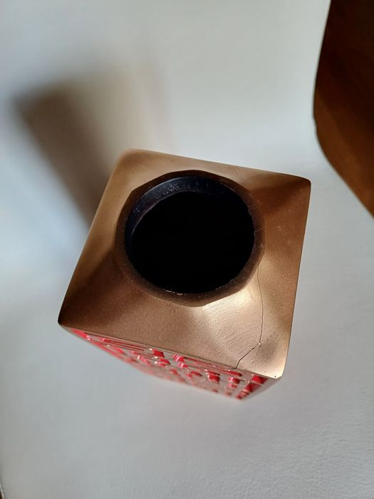 Jarro/Solitário de cor dourada com motivos orientais vermelhos