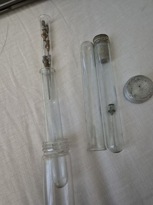 Antigo Kit de Agulhas Médicas Hipodérmicas C/ Tubos de Esterilização em Vidro – Décadas de 50/60