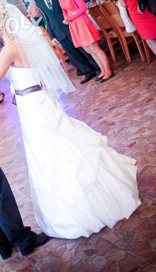 Suknia ślubna z stalowym pasem. Rozm. 36. Ivory. Litera A.