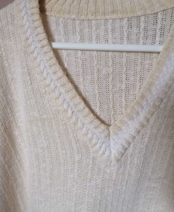 Sweter kremowy z lekkiej dzianiny