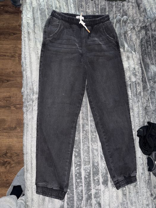 Джинсичорного кольору  на хлопчика