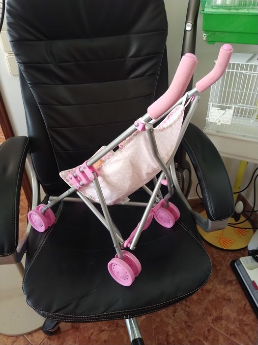 Carrinho de bonecas com boneca, casa quarto apartamento vivenda.
