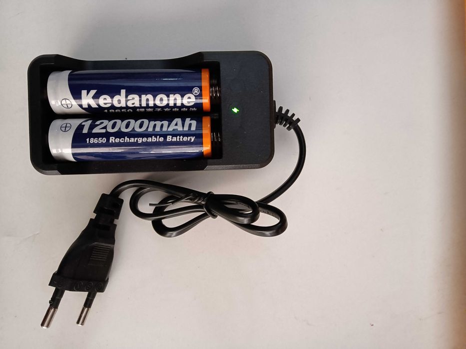 2 lanternas pilhas recarregáveis e carregador