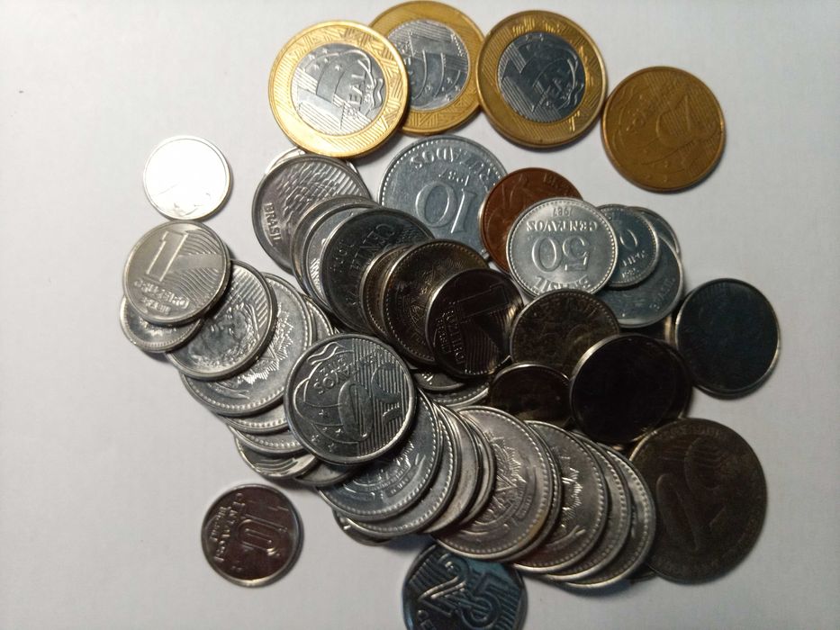 Varias moedas e notas Portuguesas e Estrangeiras de coleção