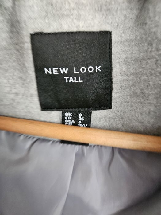 Szary zimowy płaszcz