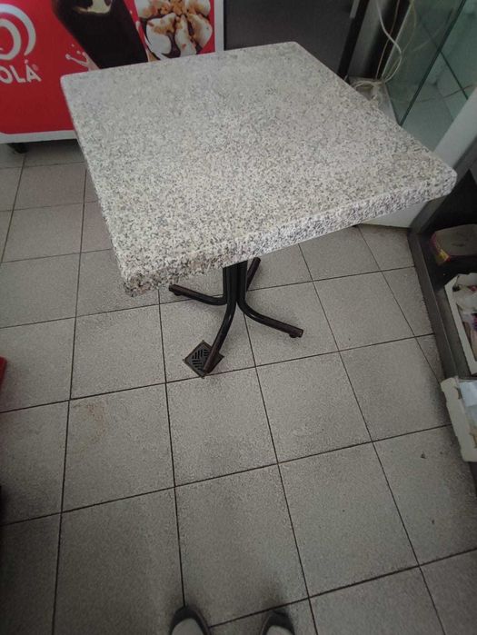 Mesa de café com estrutura metálica