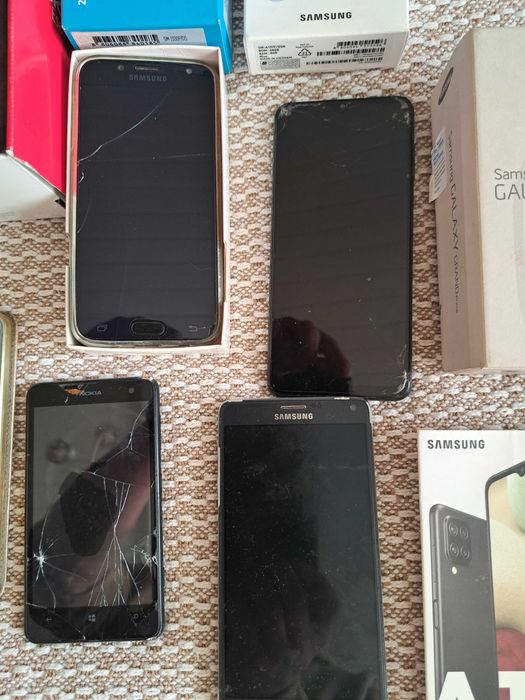 8 telefonów Samsung A12, LG 6G i inne na części, ładowarki, słuchawki