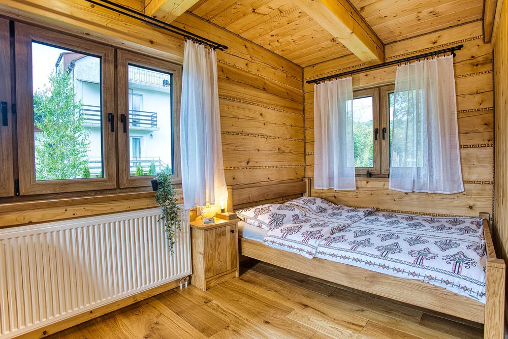 Studio apartament z łazienką balkonem lub tarasem w uroczej chacie z bali.