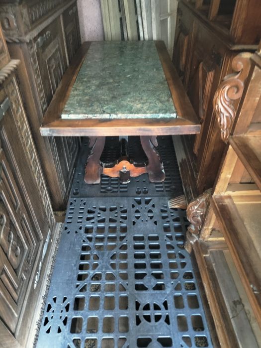 Mesa de centro com tampo em mármore
