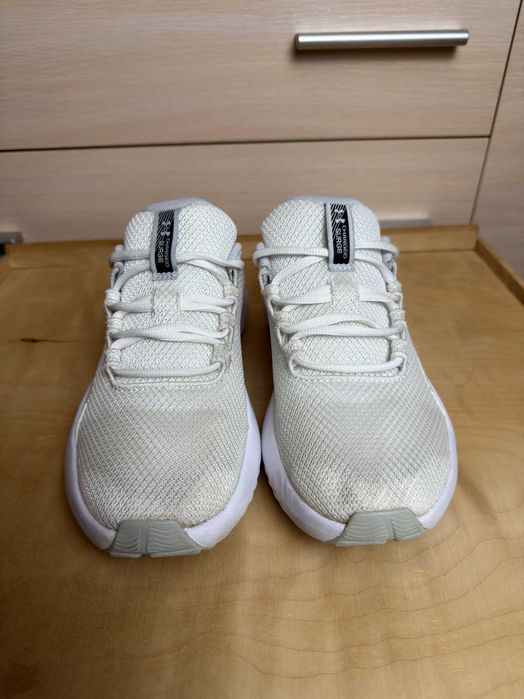 Under Armour Charged Surge 4 чоловічі кросівки 40 25 см