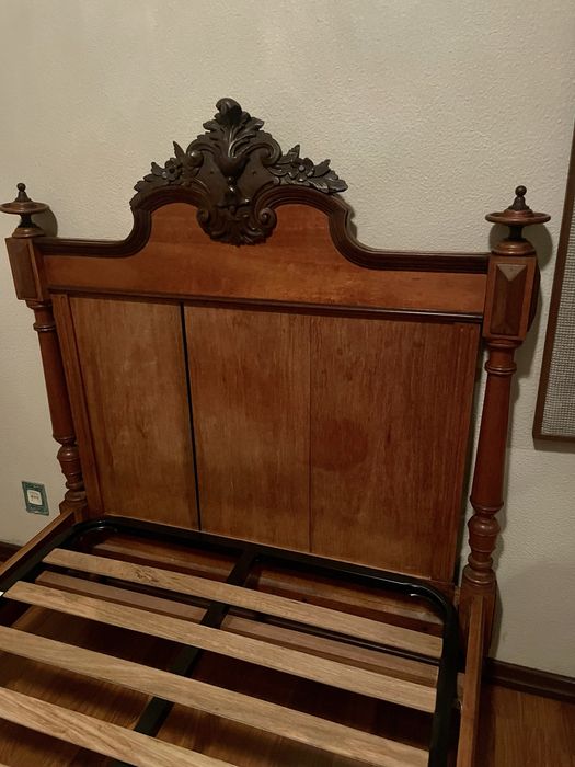 Cama centenária em madeira