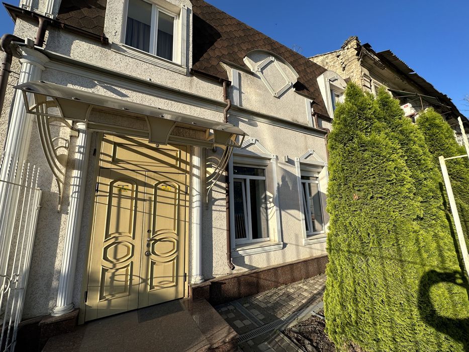 Шикарный дом в центре с гаражом