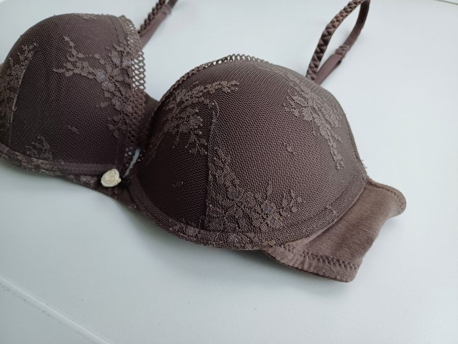 Soutien da Women's Secret, de cor cinza com elementos florais (copa C)