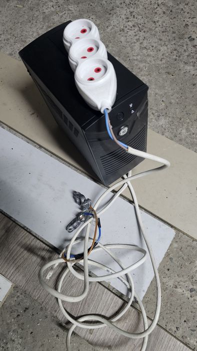 Бесперебійник під акумулятор