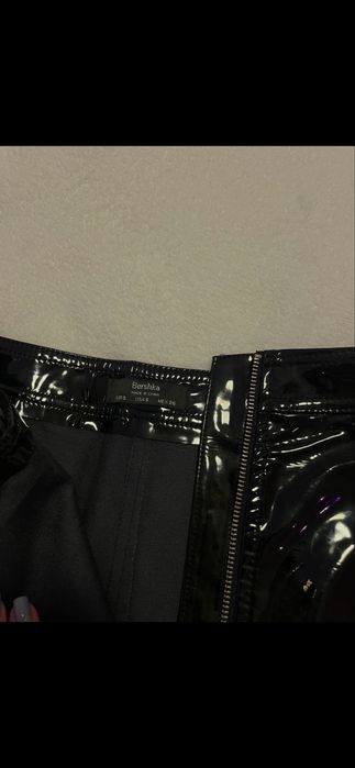 Лакова міні спідниця