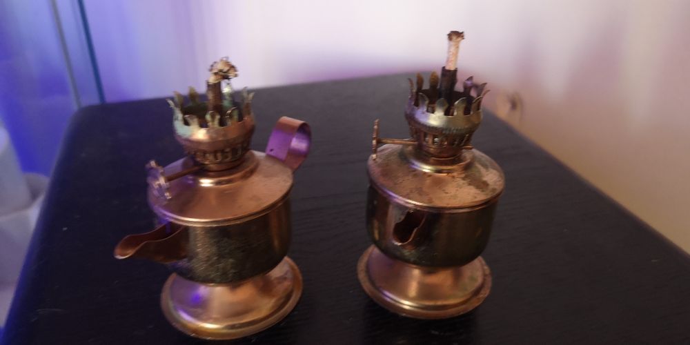 Dwie lampki naftowe miedziane miniaturki - bez klosza,  wys. ok 8 cm