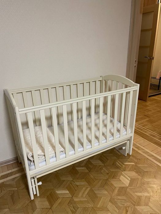 Кроватка дитяча та комод