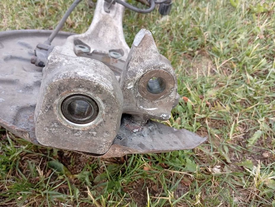 Audi A4 B6 B7 zwrotnica przód 8E0407242B 8E0407241B