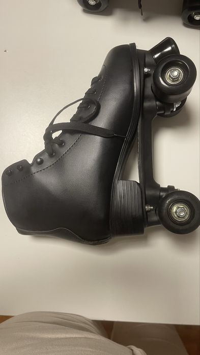 Vendo Patins numero 42 , capacete , caneleira e cutuveleira