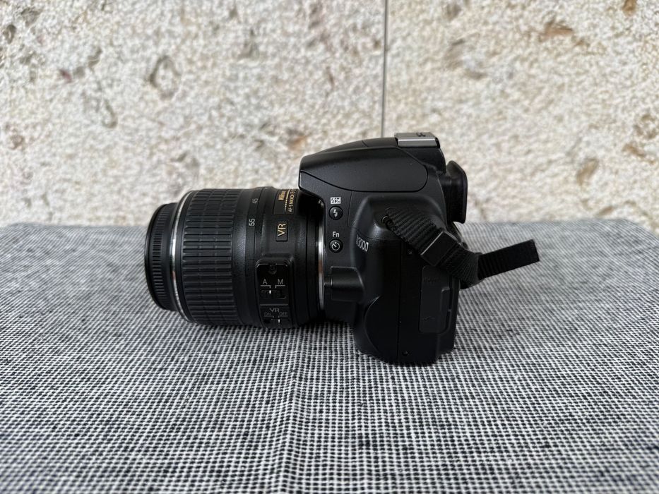 Nikon D3000 + objetiva 18-55mm + bolsa Case Logic + acessórios
