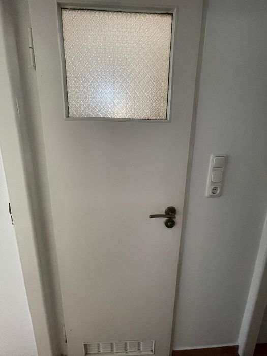 Białe drzwi na sprzedaż
