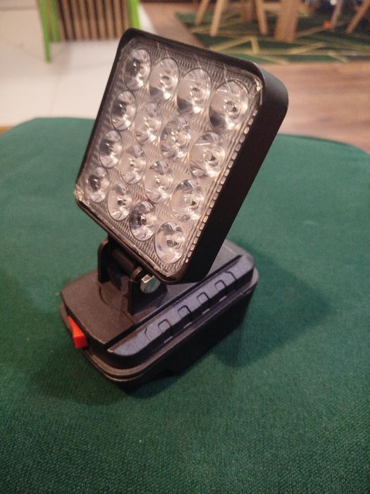 Lampy na baterie Makita