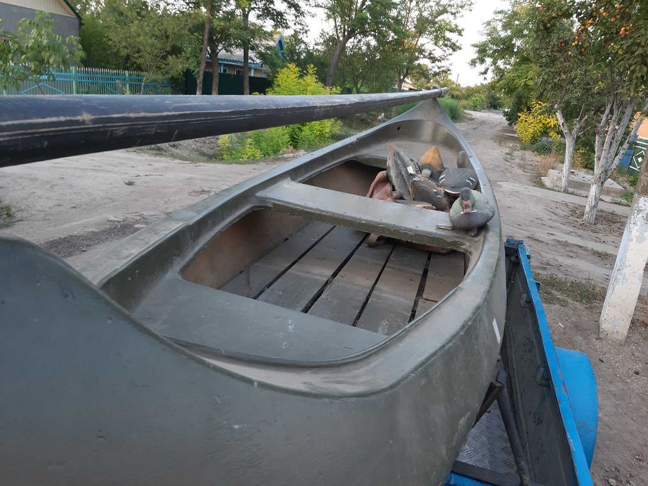 продам лодку пластик.