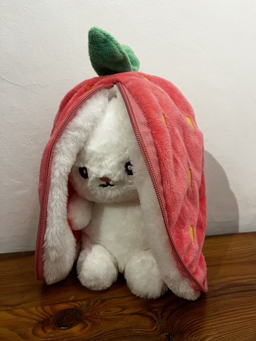 Pluszowy królik w truskawce maskotka miś nowa