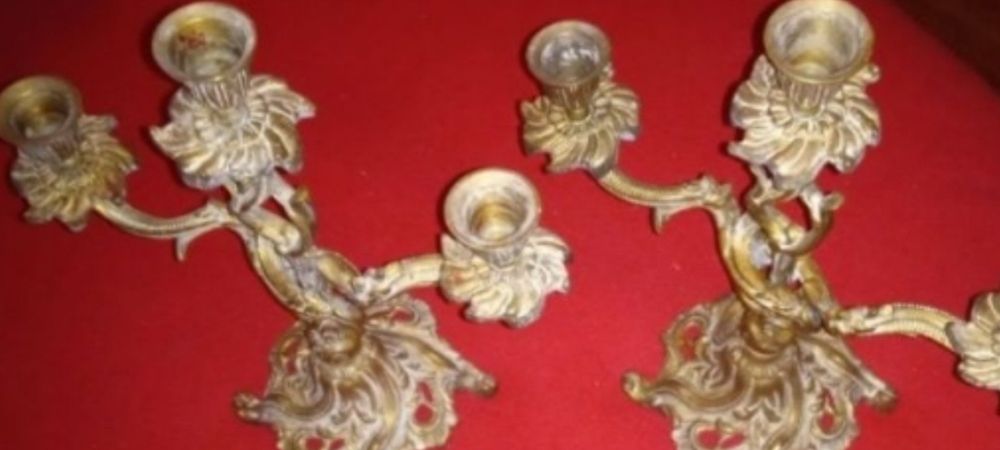 2  castiçais em bronze excelente estado o valor é dos dois