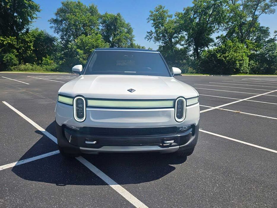 Rivian R1S      2024