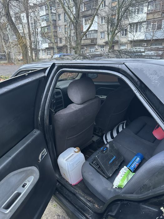 Всем добрый день. Продам аппарат чери амулет на моторе 1.6 ( мотор живой. ) 
Состояние кузова все нюансы на фотке! 
По мотору все нормально ( осталось менять сам вход датчик коленвала, но машина ездит все на ходу) 
Проблемы по машине - Глючит приборка ( то работает то нет ), Двери правая сторона ( передние открываются только со стороны улицы, задняя открывается только с салона), Ходовая в целом нормально. Машина ездила чисто по трассам ( Машина чисто возила меня с точки А в точку Б и дальше стояла ) 
Машину продаю по ТЕХПАСПОРТУ.
Желательно для военных или для села. Того что на ней нету не страховки не чего! Того что машина просто ездила по городам и все! Продаю машину за что и купил. 
Всем спасибо за внимание всем удачи