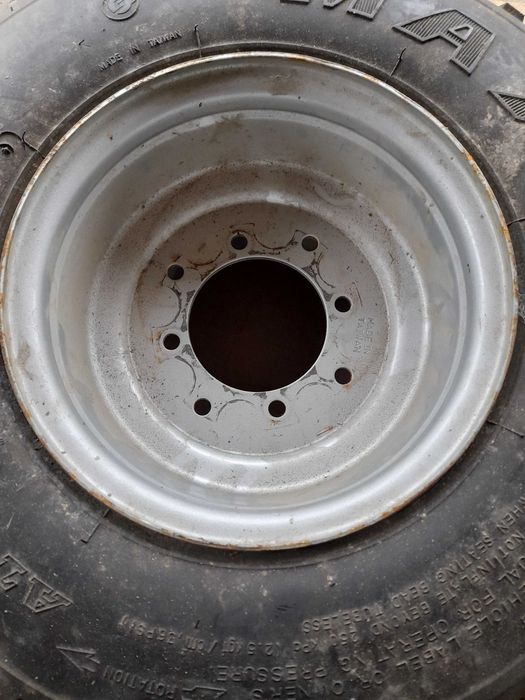 Jantes trás dupla furaçao uma é yamaha com pneus Maxxis