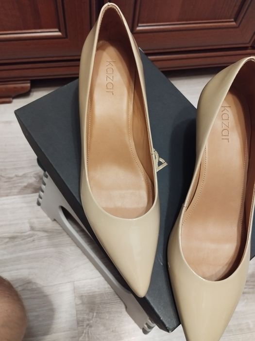 Czółenka  beżowe Kazar