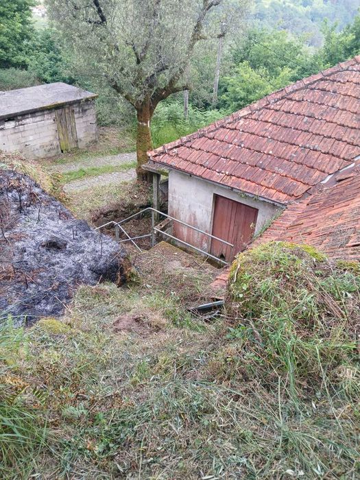 Vende-se Casa em Pedra com terreno - Celorico de Basto