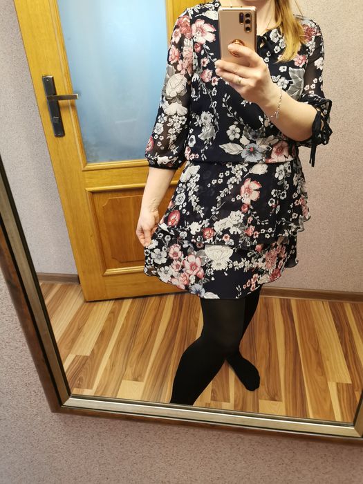 Śliczna  sukienka z rękawem 3/4. Stan idealny.