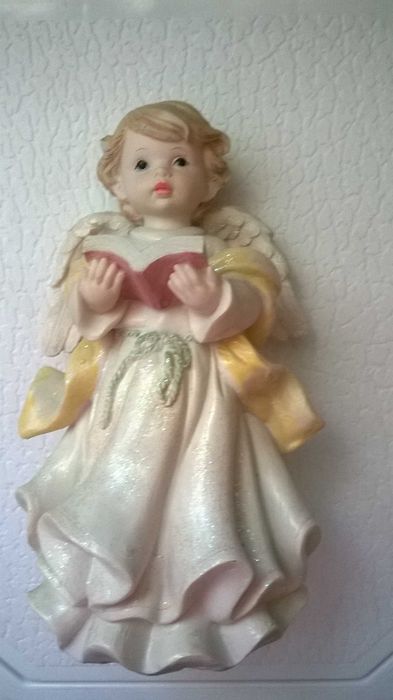 figurka anioła z książką