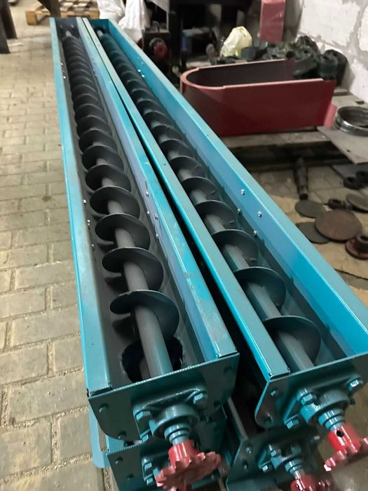 Шнековий транспортер у коробі. Гвинтовий конвеєр. Шнек у жолобі