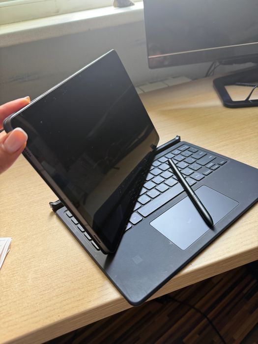 Планшет Самсунг с чехлом та клавіатурою.