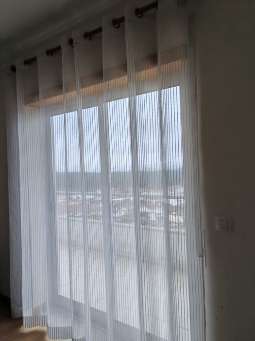 Dois cortinados com varão