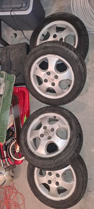 Sprzedam felgi aluminiowe.  
Oryginalne do OPLA.