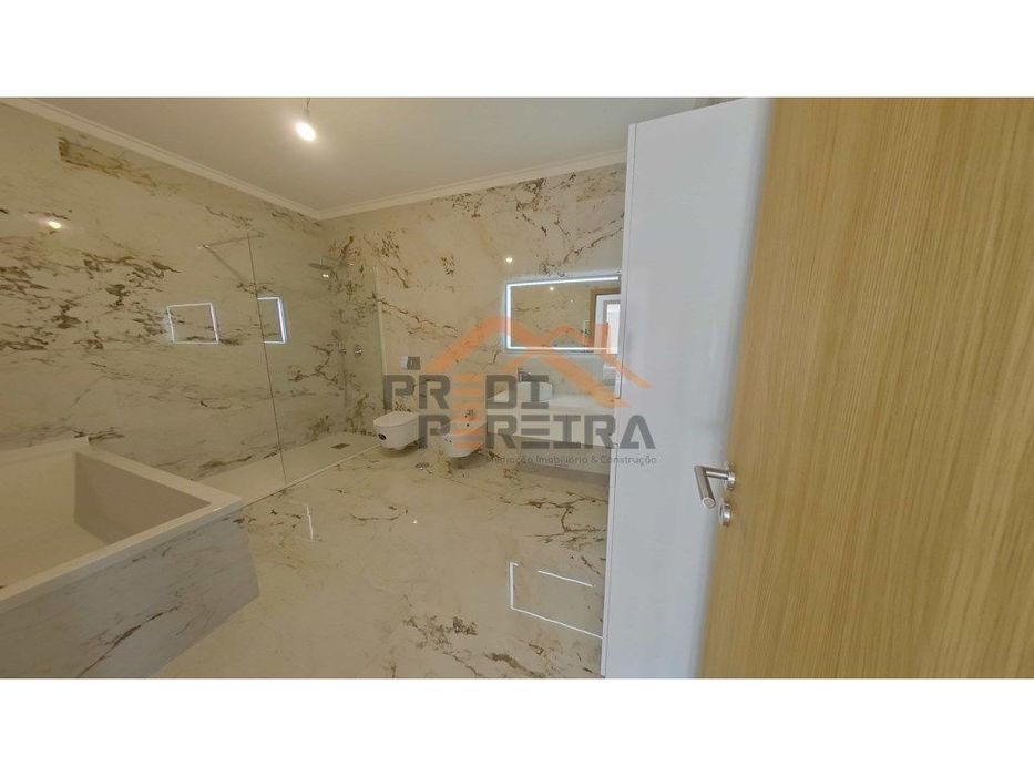 Apartamento T3 duplex remodelado, com box, situado em Casal de Cambra.