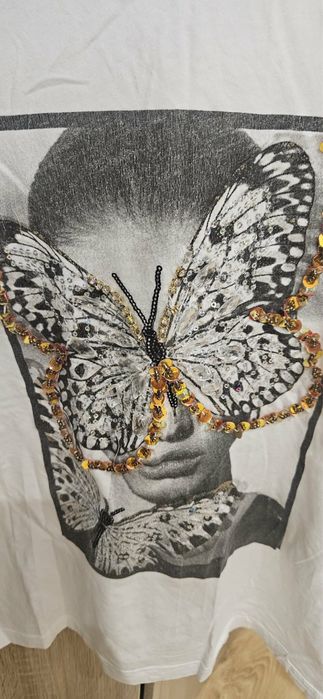 Biały t-shirt z aplikacją ozdobną motyla Mint S