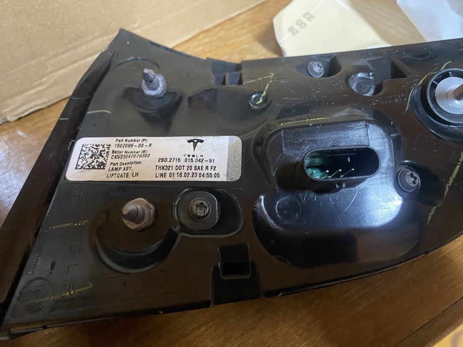 Фонарь (фара)  задній лівий Trsla Y 2023 року (4 pin) Америка