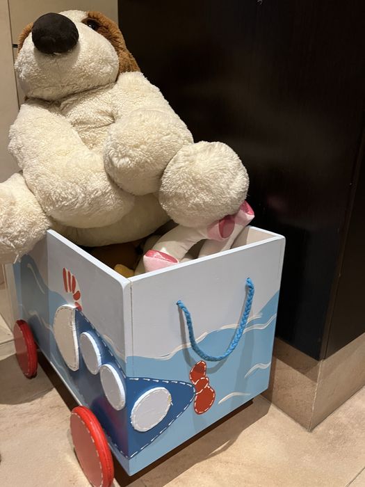 Carrinho para brinquedos pintado à mão