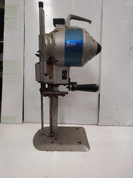 Máquina KM  de corte de tecidos.