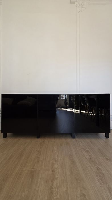 IKEA Aparador preto com portas e tampo de vidro