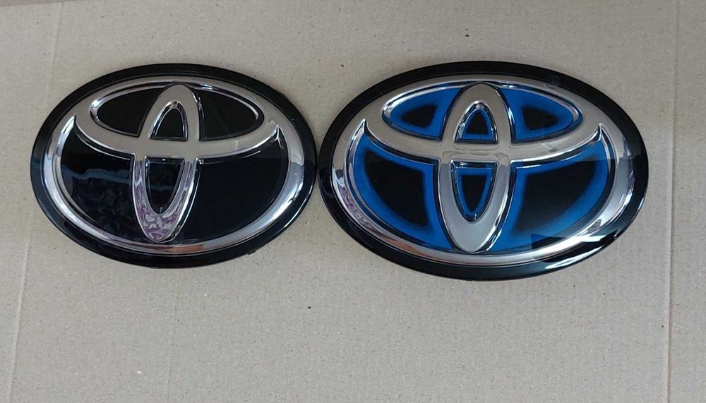 Эмблема в решетку Toyota Camry 70/75, RAV4 Highlander C-HR (2021-2023)