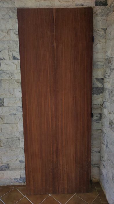 Portas de exterior em madeira maciça e portas de interior
