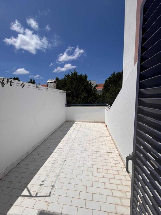 Arrenda-se: Apartamento T4+1 Duplex (Parcialmente Mobilado e Equipado) Excelente Exposição Solar | Portais da Arrábida – Quinta do Anjo – Palmela